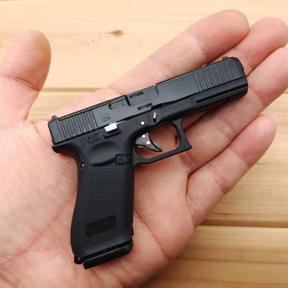 1:2.05 G17 Shell Ejector Toy Pistol Model