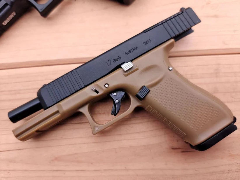 1:2.05 G17 Shell Ejector Toy Pistol Model